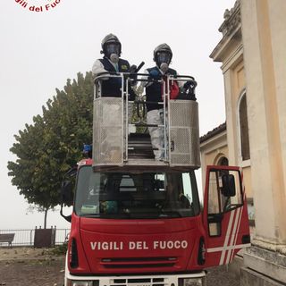 Vigliano: vigili del fuoco intervengono per mettere in sicurezza una croce della chiesa