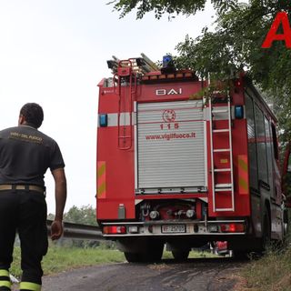 Densa nuvola di fumo zona corso Venezia? Niente paura... il treno storico di passaggio verso Canelli ha innescato alcune scintille, incendiando sterpaglie