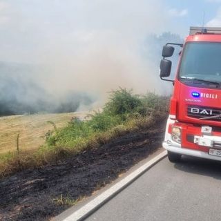 Un incendio sterpaglie coinvolge canneto a Montechiaro