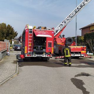 Incendio tetto in via Bigliani, coinvolte due famiglie, lesionata una parte del tetto
