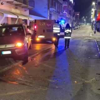 Perde il controllo dell'auto e urta violentemente un palo della luce