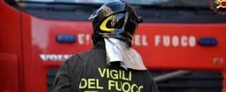 Accende petardo all'interno di un condominio. Intervengono Vigili del Fuoco e Polizia
