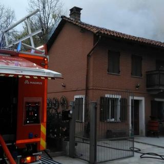 Incendio tetto in un'abitazione di Monale, al lavoro i pompieri di Asti e Canelli