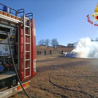 Ancora un incendio auto nell'Astigiano. Macchina parcheggiata in un campo prende fuoco