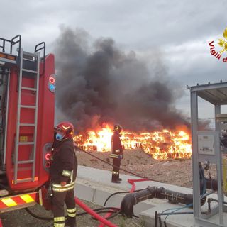 Incendio alla discarica Gaia di Cerro Tanaro. Sul posto i vigili del fuoco di Asti e Nizza