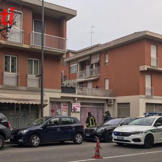 Traffico rallentato in corso Venezia per una caduta calcinacci. Area transennata per sicurezza