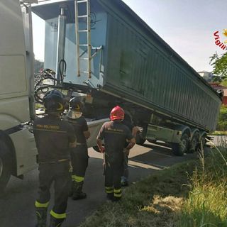 Ferrere, autoarticolato finisce fuori strada a causa del suo carico, una bobina in acciaio di 15 tonnellate