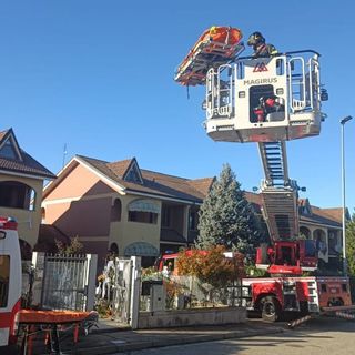 Si rompe il femore in casa e chiede aiuto. I vigili del fuoco utilizzano un &quot;toboga&quot; per farla uscire