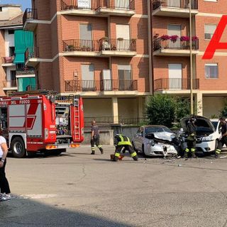 Scontro tra due auto in via Monti. Interviene polizia municipale, 118 e vigili del fuoco