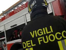 Immagine generica vigile del fuoco di spalle