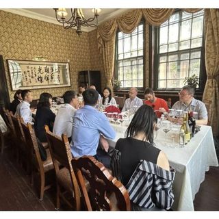 Un'immagine del pranzo di lavoro con le autorità di Yantai