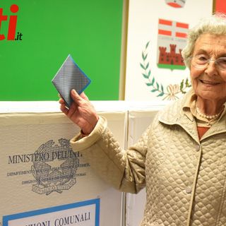 La 97enne al seggio per votare