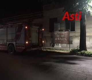 Asti: estesa perdita d'acqua in corso Pietro Chiesa. Intervengono i vigili del fuoco