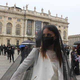 Matrimonio &quot;a lutto&quot; sotto le finestre della Regione: &quot;Dateci una data per ripartire&quot; [VIDEO]