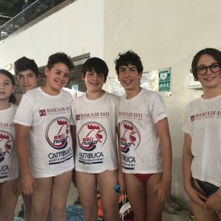 Foto di gruppo per gli atleti dell'AstiNuoto che hanno partecipato alle gare torinesi
