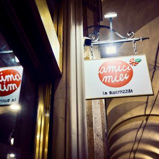 Amici Miei cambia pelle: tutto cambia, salvo la pizza