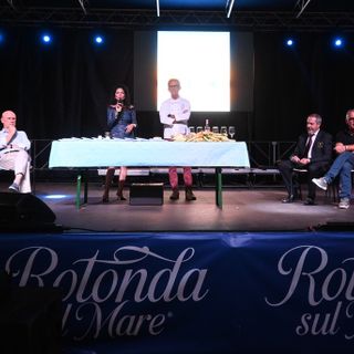 Palco Gourmet: la zucchina trombetta d’Albenga diventa simbolo di unione tra gusto, territorio e solidarietà Palco Gourmet: la zucchina trombetta d’Albenga diventa simbolo di unione tra gusto, territorio e solidarietà