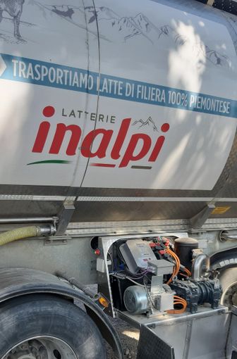 Un mezzo impegnato nel travaso ecologico Un mezzo impegnato nel travaso ecologico