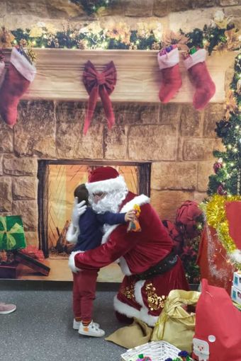 Un Babbo Natale speciale è arrivato alla materna Lina Borgo di Asti