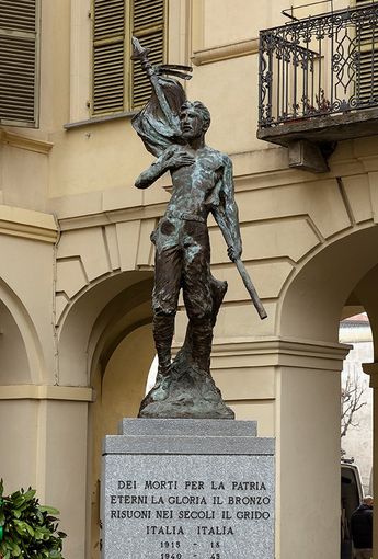 Il soldato di bronzo di piazza Libertà, monumento ai caduti della prima e della seconda guerra mondiale Il soldato di bronzo di piazza Libertà, monumento ai caduti della prima e della seconda guerra mondiale