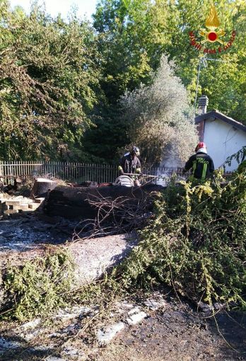 Vigili del fuoco impegnati a Grazzano Badoglio per domare un violento incendio
