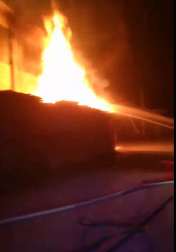 Le alte fiamme sviluppatesi a Portacomaro