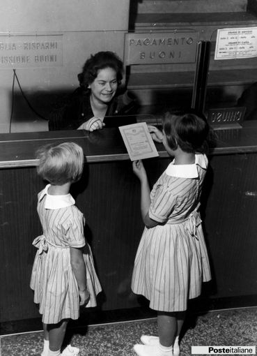 1960: un'impiegata mostra un Libretto di Risparmio Postale 1960: un'impiegata mostra un Libretto di Risparmio Postale