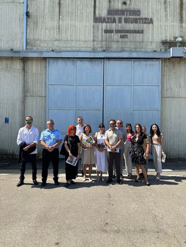 Un'immagine d'archivio dei membri della Camera Penale di fronte al carcere di Asti