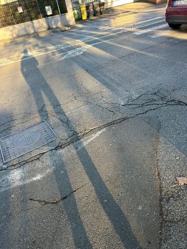 Un'immagine della segnaletica "fantasma" in Corso XV aprile