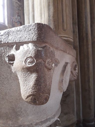 Acquasantiera medievale su capitello romano nel gotico della Cattedrale di Asti Acquasantiera medievale su capitello romano nel gotico della Cattedrale di Asti