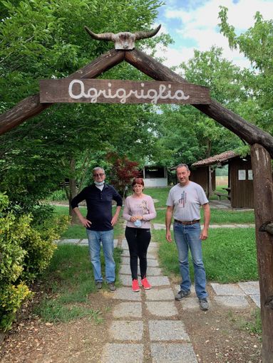 Carlo Bigatti con i figli Simona e Guglielmo, titolari dell’agrimacelleria e dell’agriturismo a Incisa Scapaccino Carlo Bigatti con i figli Simona e Guglielmo, titolari dell’agrimacelleria e dell’agriturismo a Incisa Scapaccino