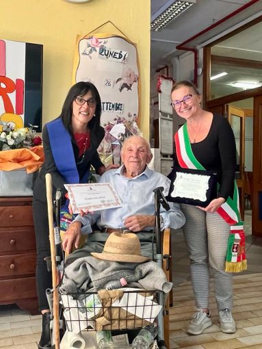 Il signor Gilardi con la consigliera provinciale Rabellino e la consigliera comunale Quaranta Il signor Gilardi con la consigliera provinciale Rabellino e la consigliera comunale Quaranta