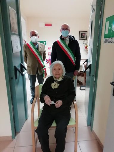 Festeggiati a Montafia i cento anni di Olga Canavese, ospite della casa di riposo "Cassinelli" Festeggiati a Montafia i cento anni di Olga Canavese, ospite della casa di riposo "Cassinelli"