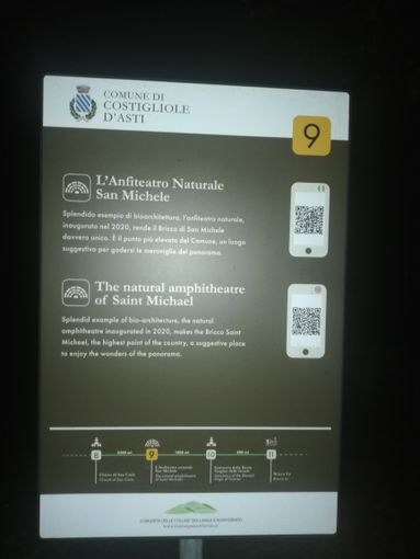 Alcuni dei cartelloni con stampati i QR code grazie ai quali si può accedere a contenuti interattivi