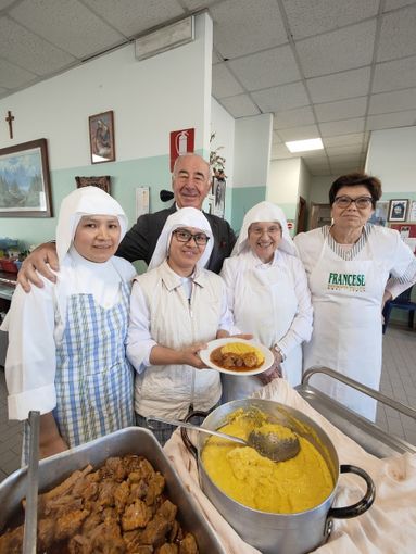 Le suore della mensa sociale con Beppe Francese e la moglie Giuseppina Le suore della mensa sociale con Beppe Francese e la moglie Giuseppina