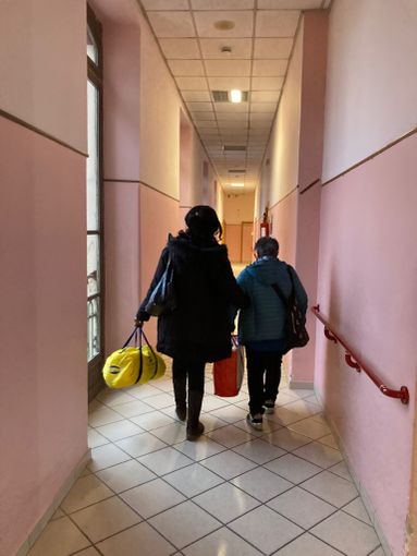 Un'immagine emblematica delle oss che se ne vanno dal Maina