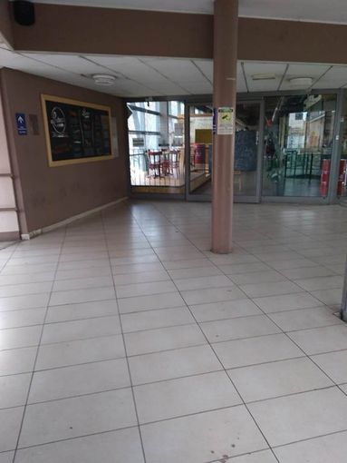 Le foto pubblicate su Facebook dall'assessore Giacomini e, al fondo dell'articolo la sporcizia dei giorni scorsi e alcuni cittadini volenterosi che puliscono Le foto pubblicate su Facebook dall'assessore Giacomini e, al fondo dell'articolo la sporcizia dei giorni scorsi e alcuni cittadini volenterosi che puliscono