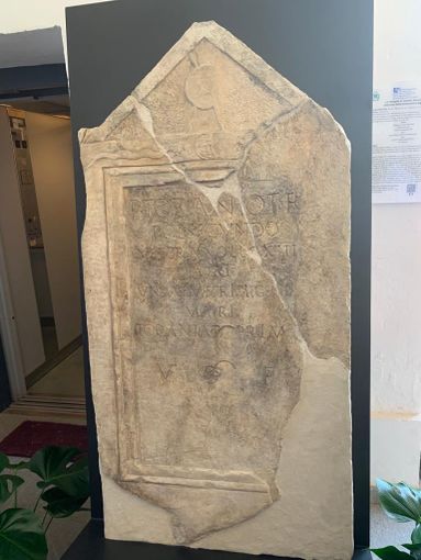 A Revigliasco d’Asti una stele romana è in cerca di voti A Revigliasco d’Asti una stele romana è in cerca di voti