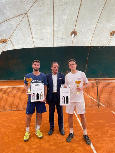 Vittorio Petrocelli, a sinistra nell'immagine Vittorio Petrocelli, a sinistra nell'immagine