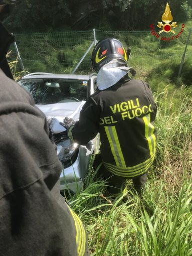 Villanova d'Asti: auto finisce in una profonda scarpata dopo essere stata tamponata da un mezzo pesante Villanova d'Asti: auto finisce in una profonda scarpata dopo essere stata tamponata da un mezzo pesante