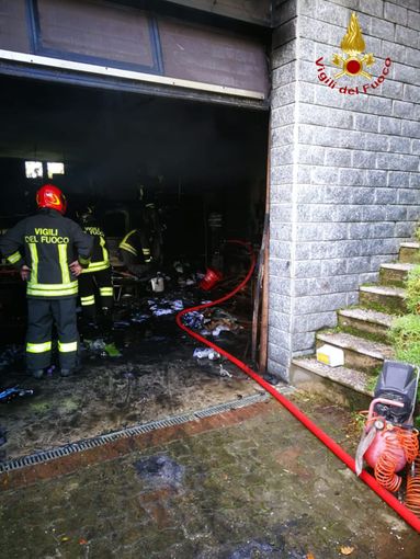 Castello di Annone, intervento dei vigili del fuoco per l’incendio di un garage Castello di Annone, intervento dei vigili del fuoco per l’incendio di un garage