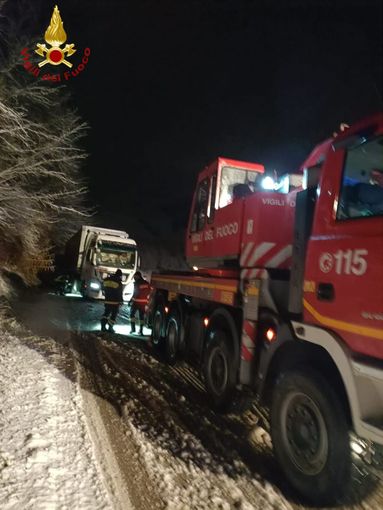 Bilico finisce fuori strada a San Martino Alfieri