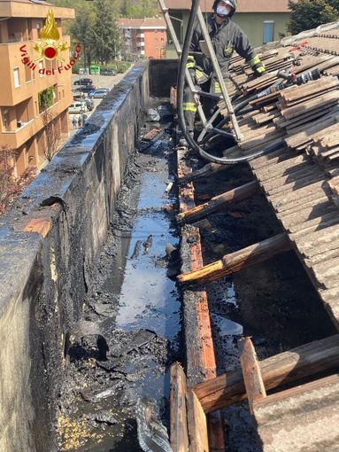 Asti: incendio tetto in via Perosi. Sul posto i vigili del fuoco