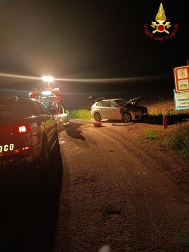 Isola: auto in fiamme nella notte. Sul posto i vigili del fuoco Isola: auto in fiamme nella notte. Sul posto i vigili del fuoco
