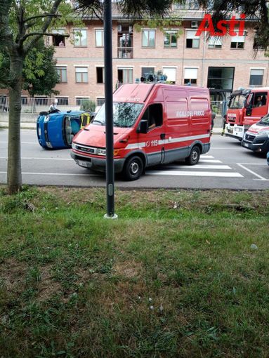 Asti: incidente davanti alla caserma dei vigili del fuoco. Una Panda ribaltata (FOTO)