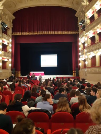 Al Teatro Alfieri tanti giovani per la festa della cittadinanza