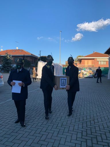 Tappi in plastica e materiale vario per 'Adotta un mattone' alla casa di accoglienza di Candiolo