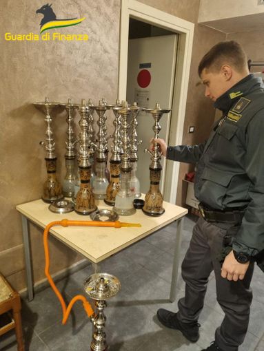 La Guardia di Finanza di Asti sequestra 9 kg di melassa per narghilè in due locali La Guardia di Finanza di Asti sequestra 9 kg di melassa per narghilè in due locali
