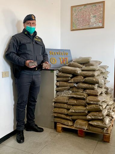 Finanziere con panetti di stupefacenti