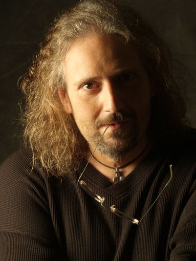 Danilo Amerio canta per gli infermieri con &quot;In prima linea&quot;, pubblicato oggi in occasione della loro Giornata Internazionale [VIDEO]